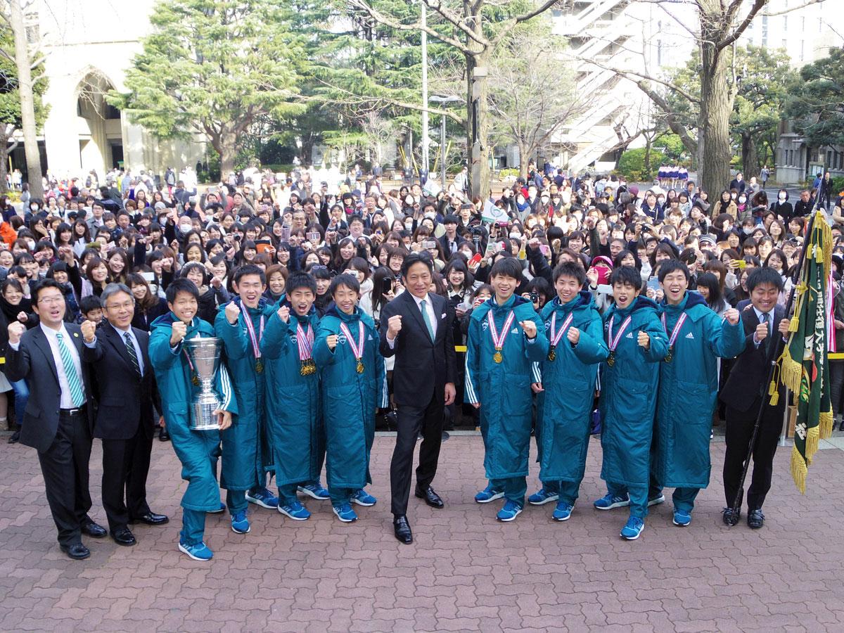 一般客ら約1000人の前で4連覇を報告した原晋監督（写真中央）や選手たち