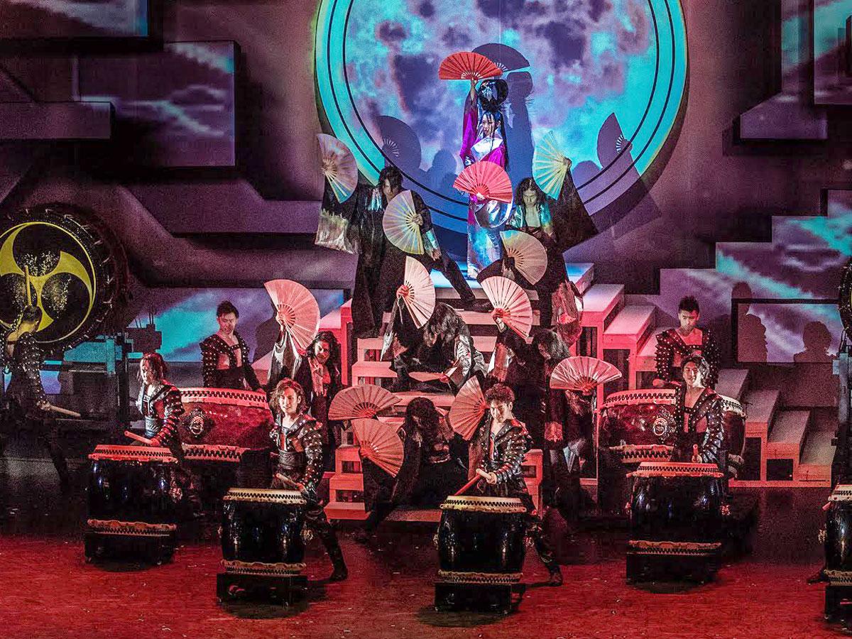 プロジェクションマッピングを取り入れた舞台を展開する&copy;DRUM TAO