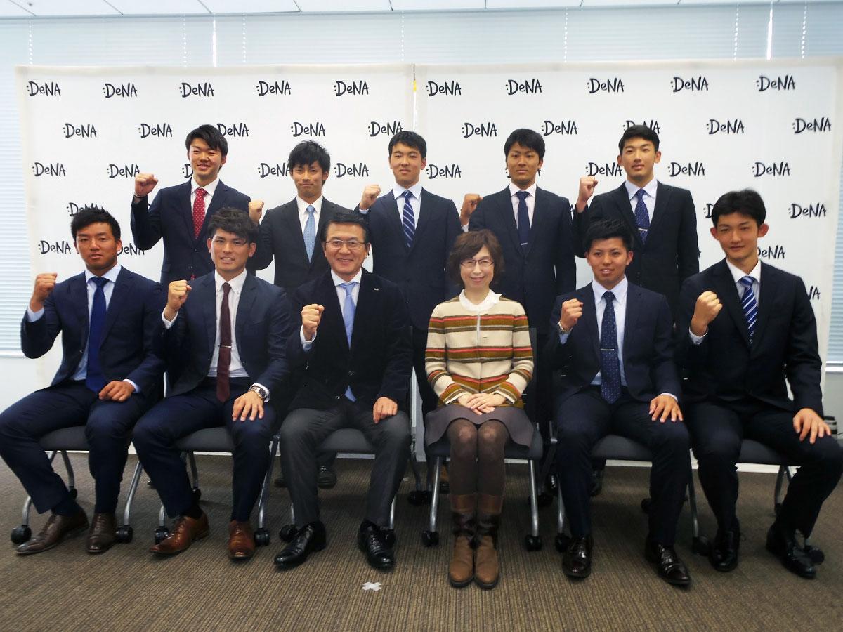DeNA南場智子会長（前列中央右）と横浜DeNAベイスターズに入団した選手ら