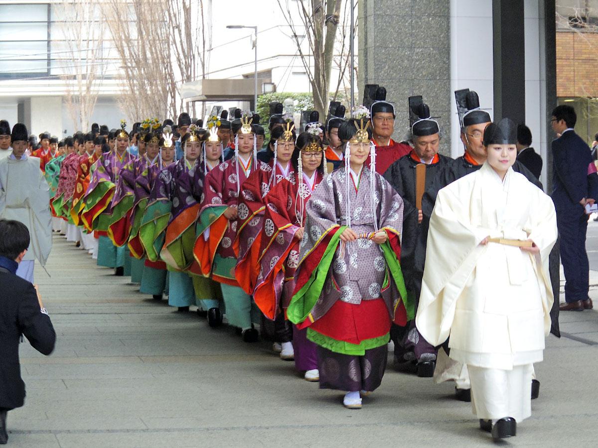平安時代の装束姿で校内を歩く新成人の学生たち