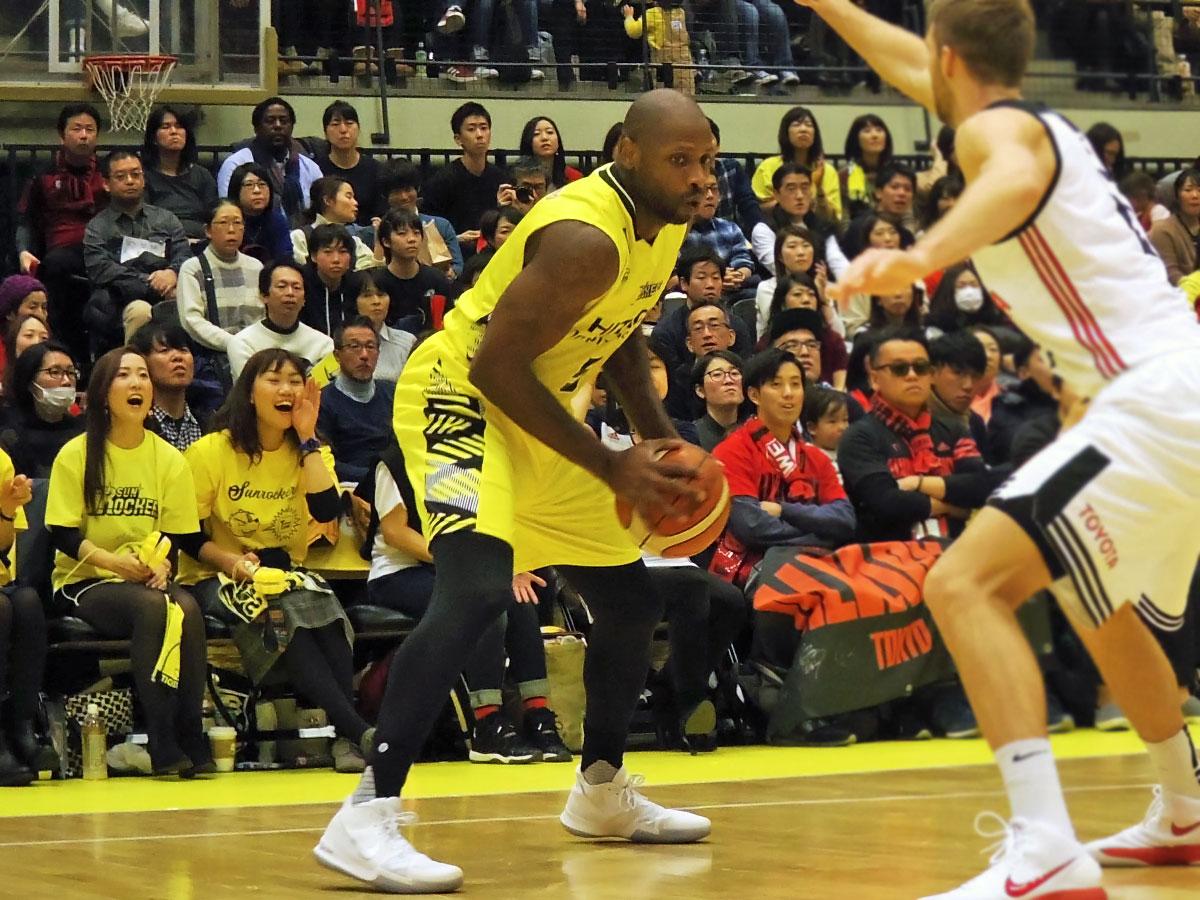 サンロッカーズ渋谷を退団したジャマール・ソープ選手（中央）