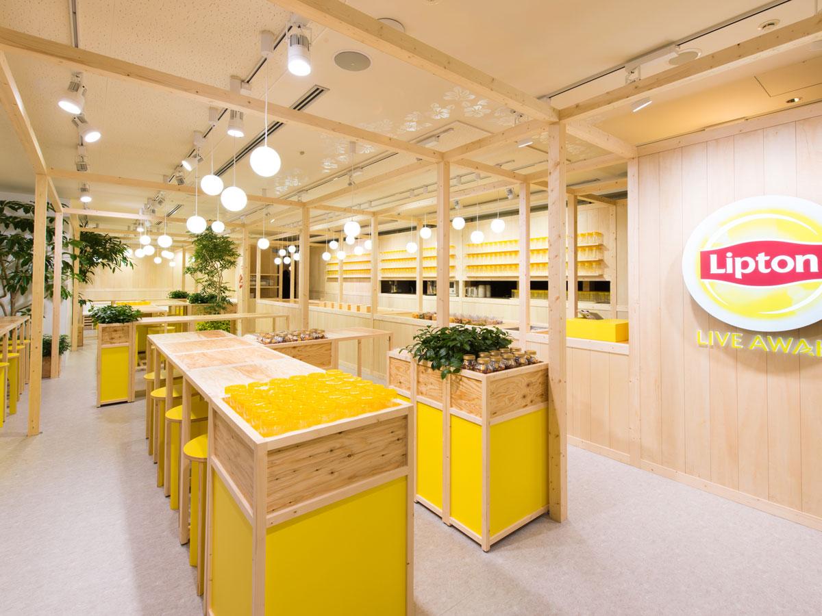 木目を基調にした店内