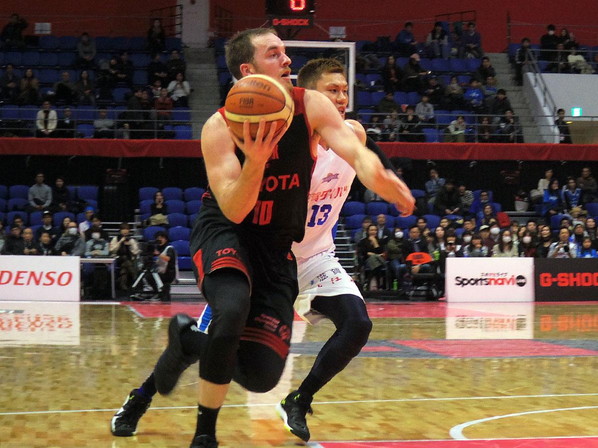 ファンの女の子の期待に応えヒーローに選ばれたザック・バランスキー選手（写真手前）