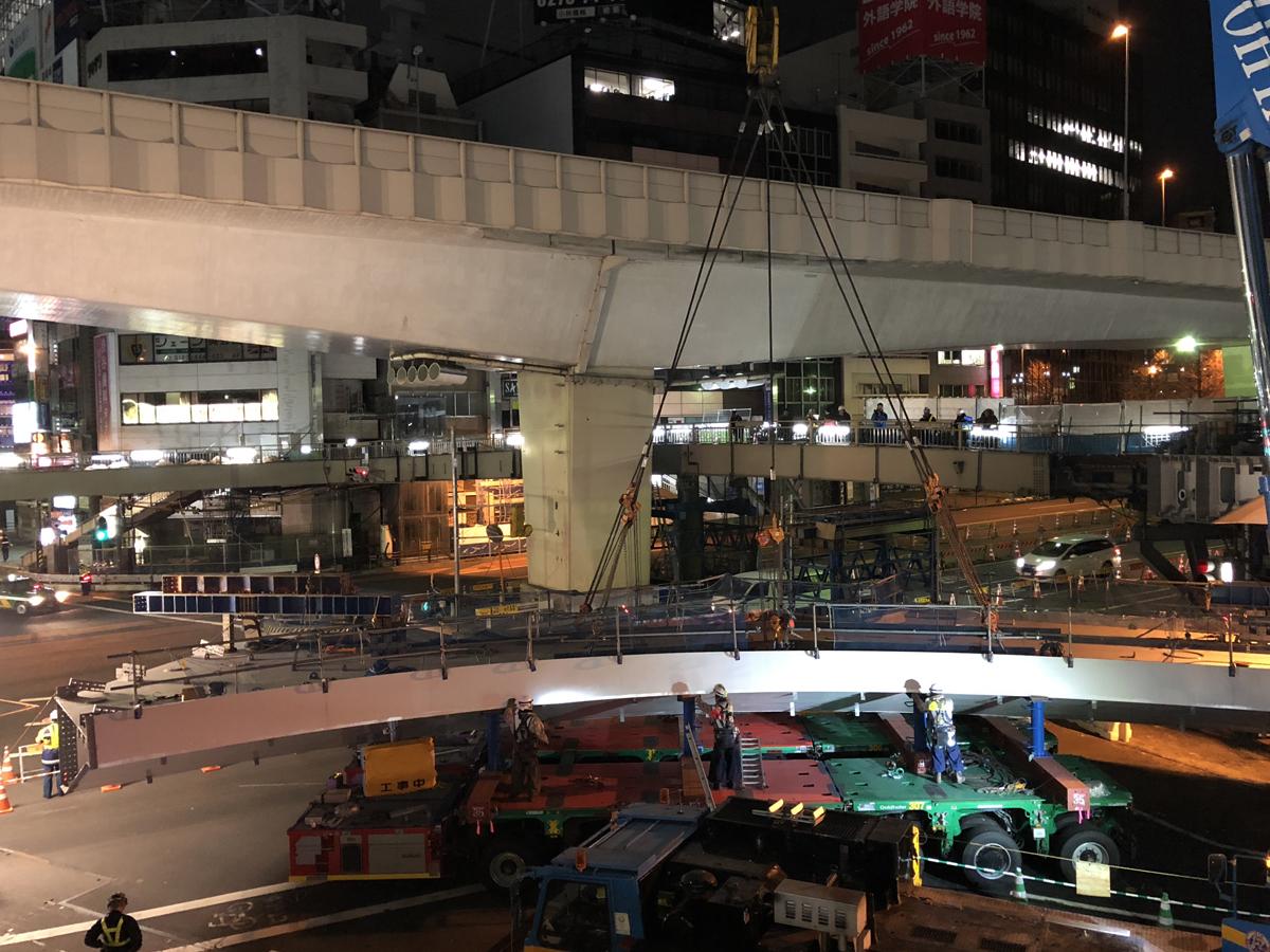 巨大な橋桁に5本のワイヤを取り付けて一気につり上げる