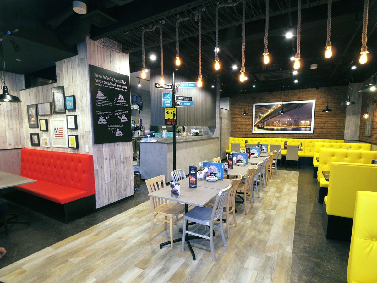 レンガ調の壁面などが特徴の店内