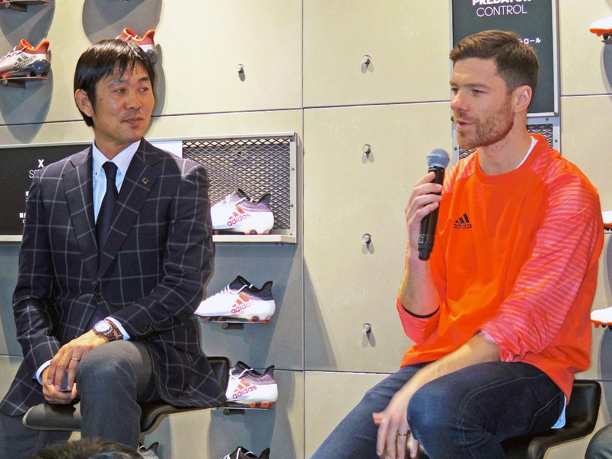 「クリエーティビティー」について話した（写真左から）シャビ・アロンソさんと森保一監督