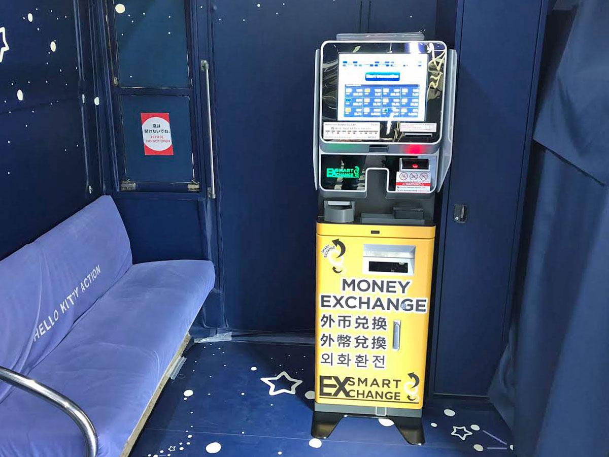 青ガエル観光案内所内に設置した自動外貨両替機