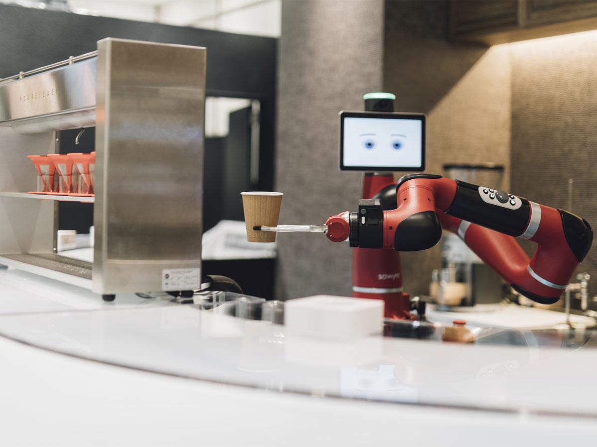 単腕型ロボット「ソーヤー」がカップを持ったりバリスタマシンを操作したりする
