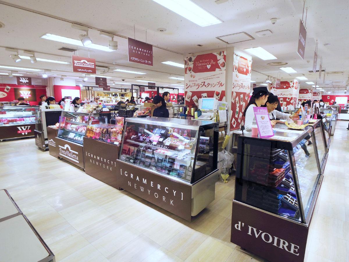 48のブースが出展する場内