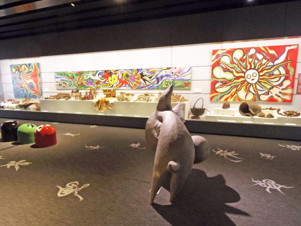 岡本太郎の作品を象徴的に飾る「豊饒（ほうじょう）の間」