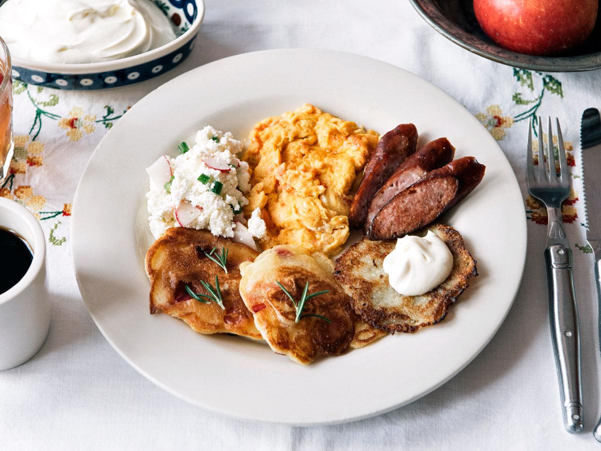 リンゴのパンケーキ「ラツーシュキ」（中央下部）などのプレート（1,620円）