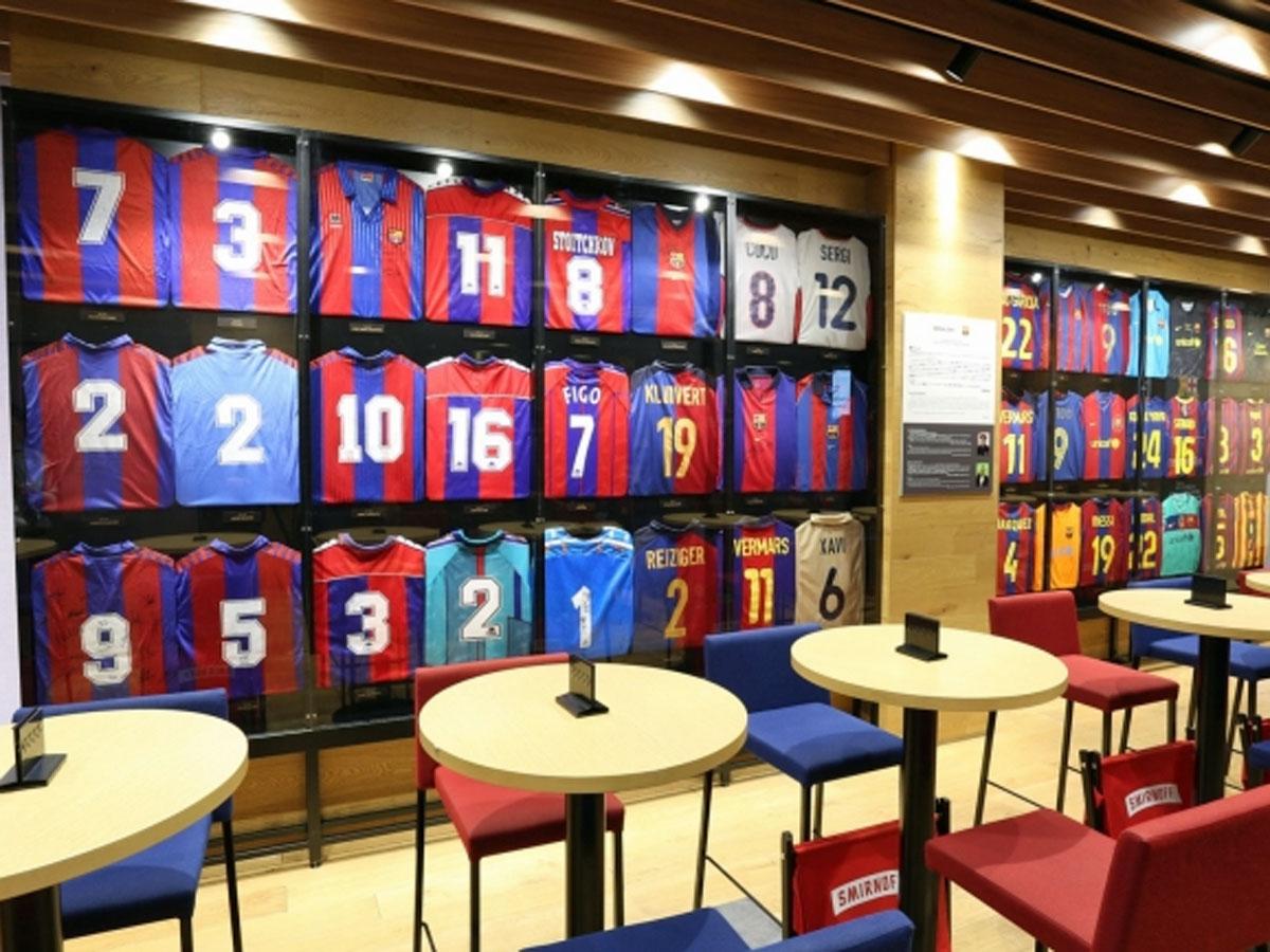 歴代ユニホームを展示するフロア内