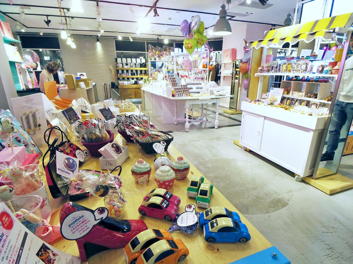 スイーツや雑貨などを集積する店内