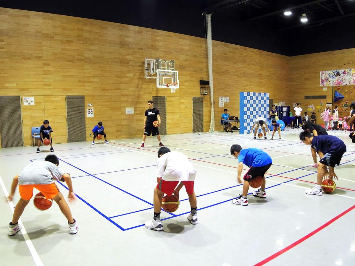 過去に開いた小学生を対象としたバスケットボール教室の様子