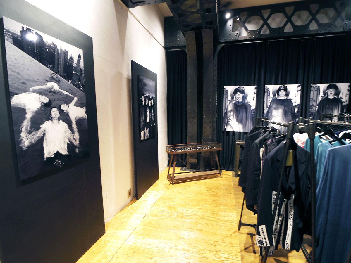 レスリー・キさんが撮影した写真が並ぶ店内