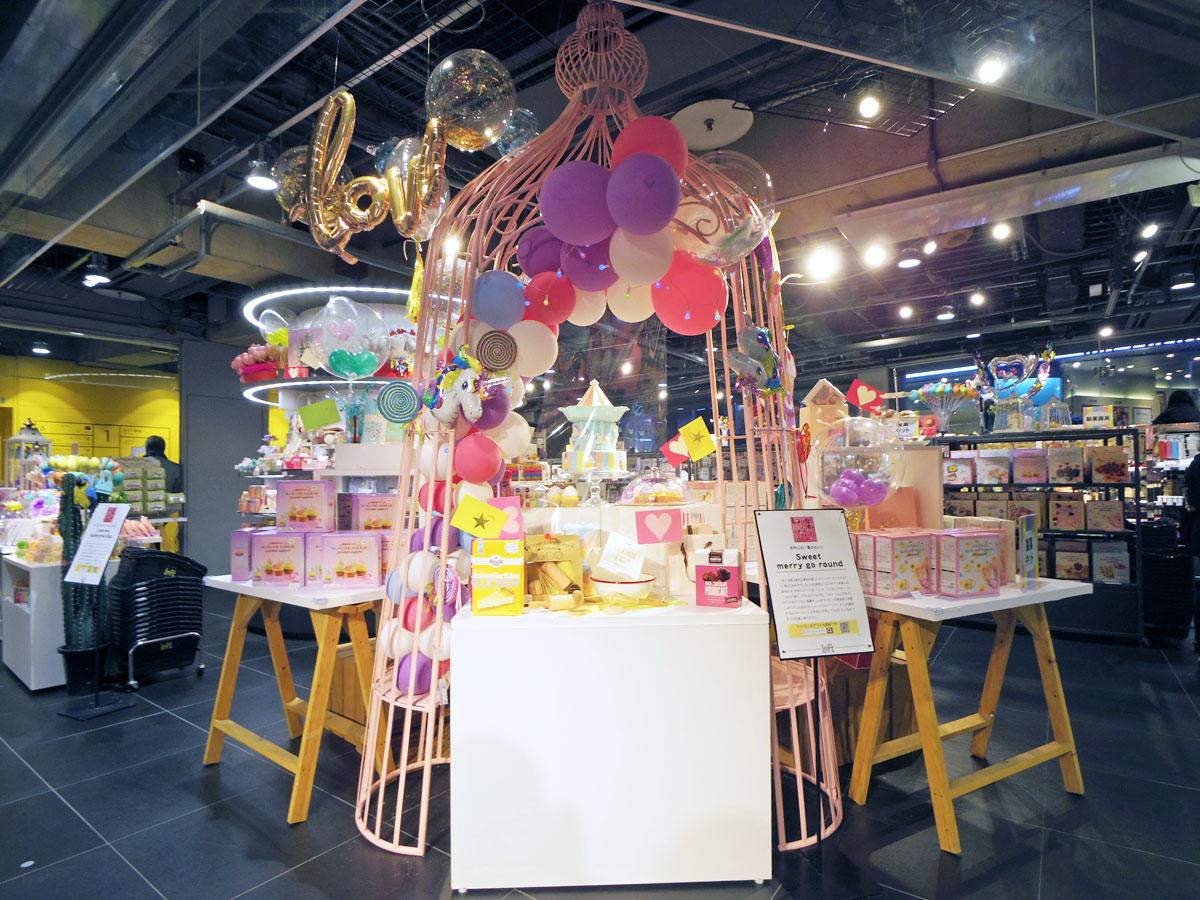 パステルカラーの雑貨なども集積する売り場