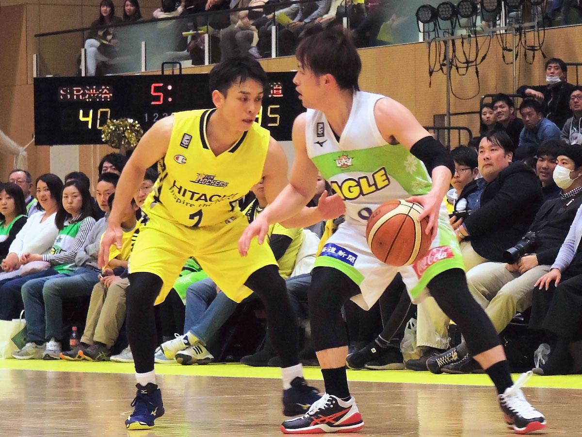 前線からプレッシャーをかけるディフェンスでチームを鼓舞した伊藤駿選手（写真左）