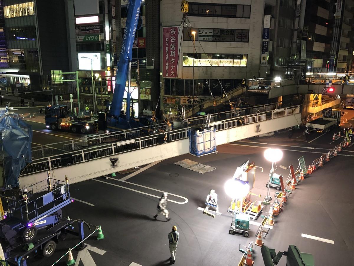 クローラークレーンで地上に下ろされる既設歩道橋