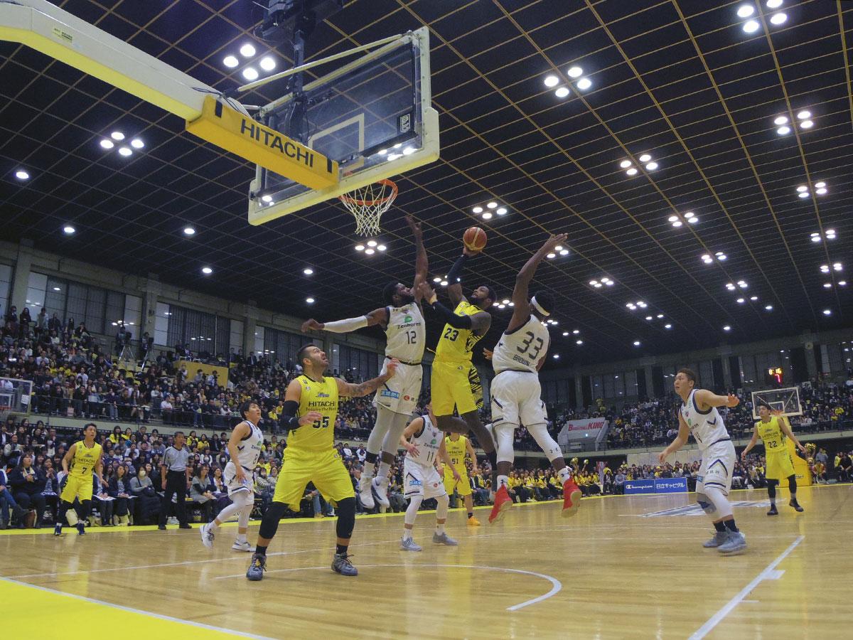 3000人超の観客の前で激しい攻防を見せる両チーム