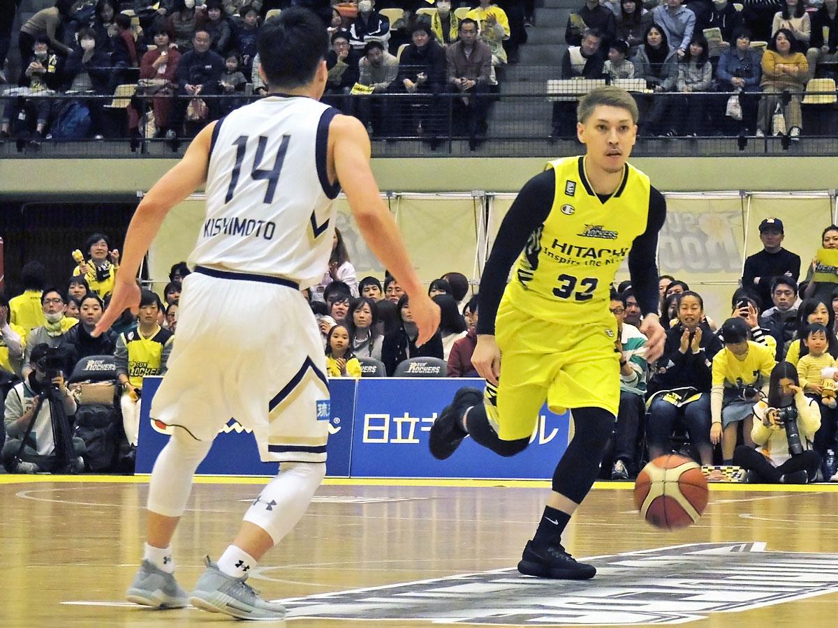 ライバル岸本隆一選手（左）とのマッチアップも見られた山内盛久選手（右）