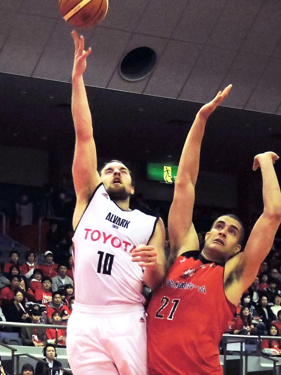 積極的に得点を狙ったほかディフェンス面でもハードワークしたザック・バランスキー選手（左）