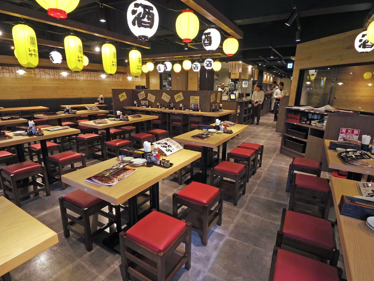 ちょうちんが特徴的な店内