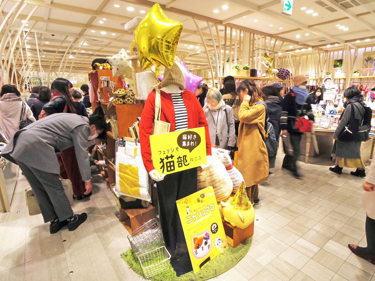 「猫の日」当日を迎えにぎわいを見せる館内