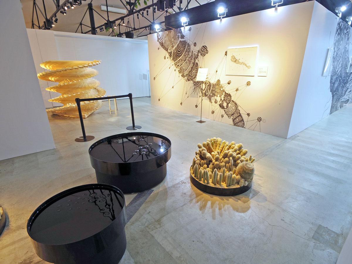 異なるジャンルで活動する5組の作品を展示する場内