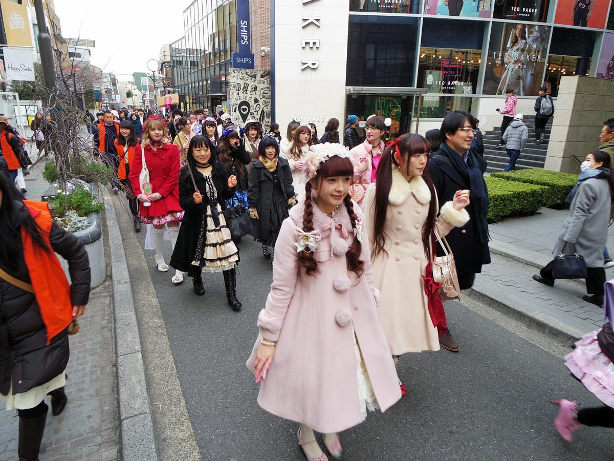 ロリータファッションの女性たちが原宿を練り歩いた