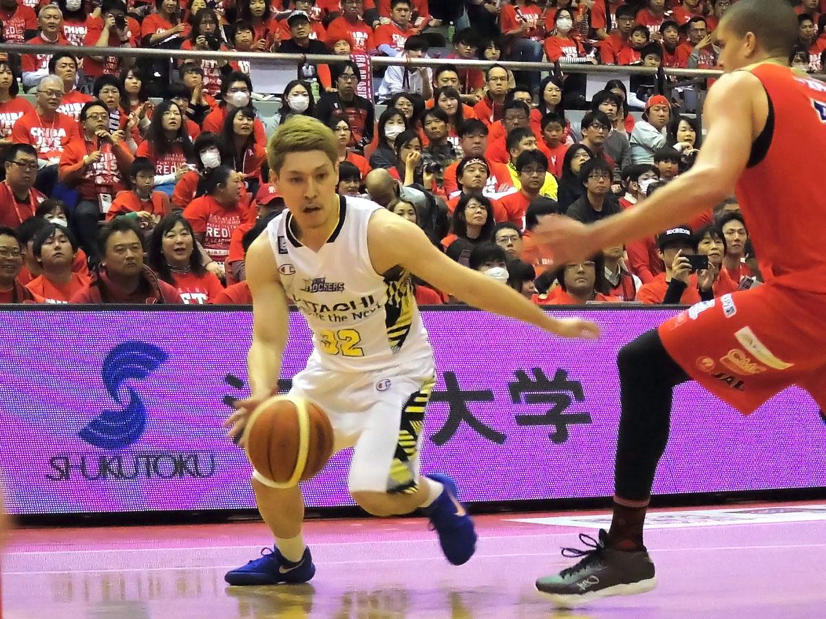 積極的にインサイドに切り込みチャンスメイキングを試みた山内盛久選手（左）