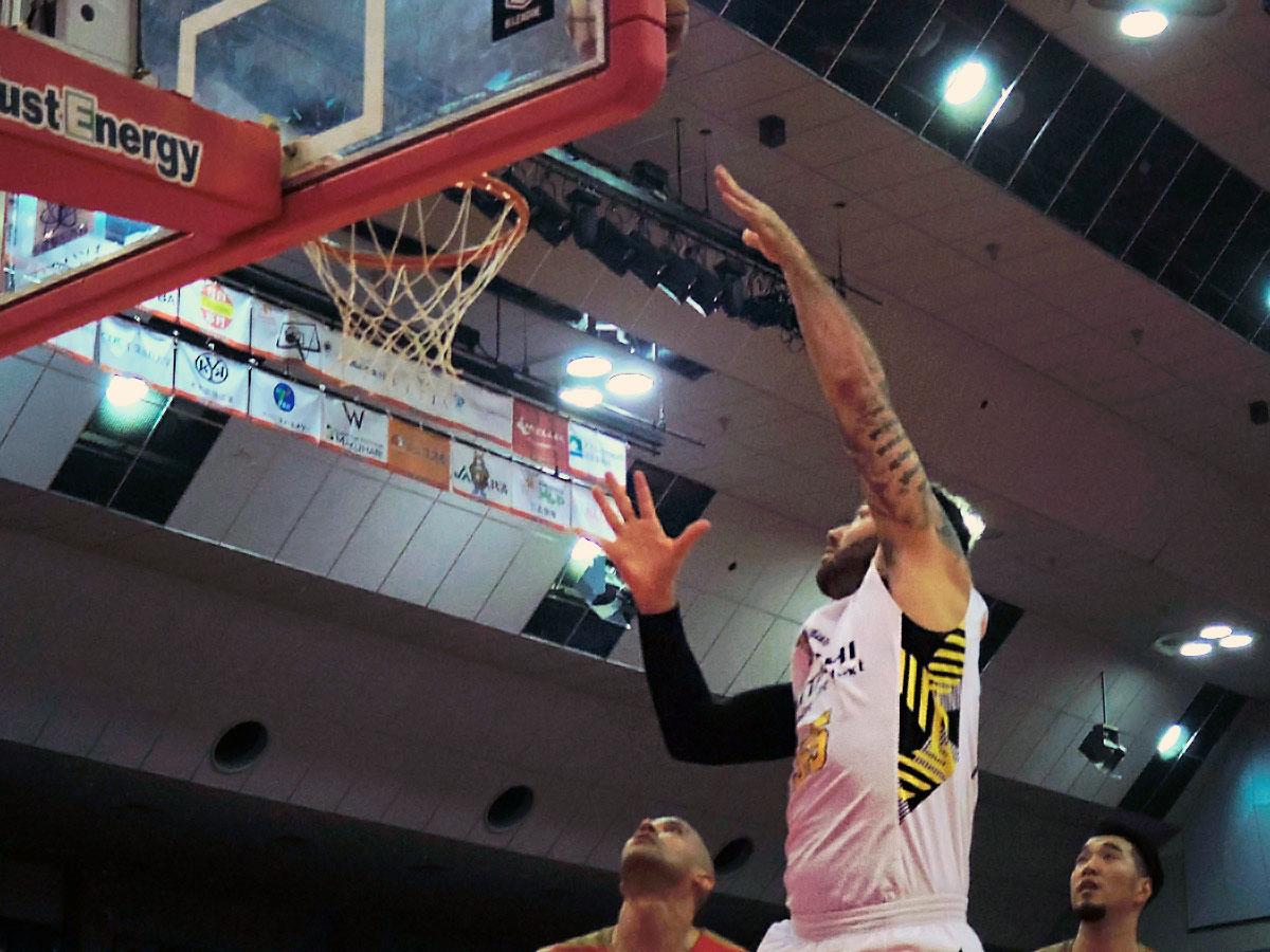 オフェンスリバウンドからのセカンドチャンスで存在感を見せたジョシュ・ハレルソン選手（中央）