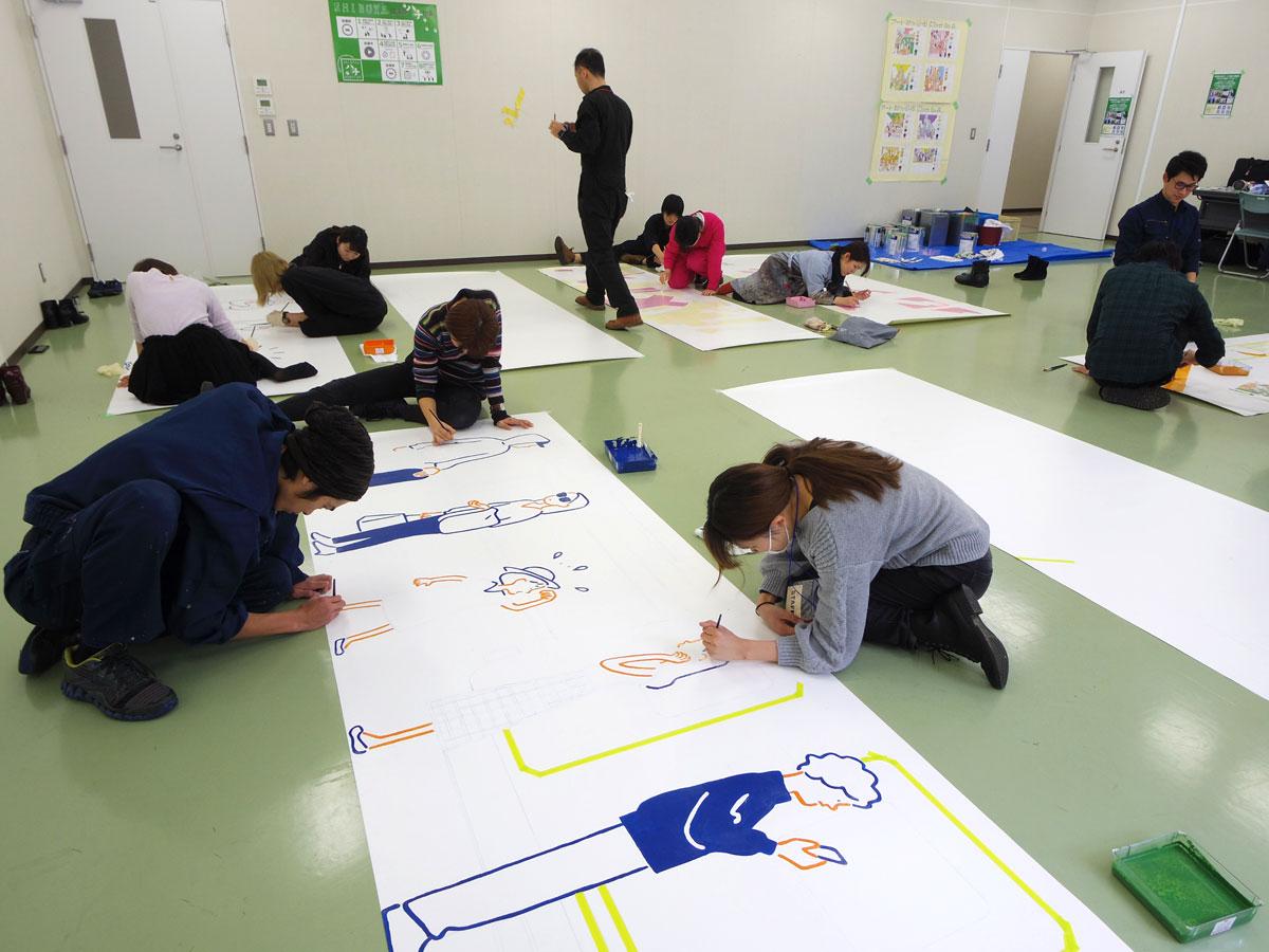 イラストの制作にはボランティアの美大生らが参加している