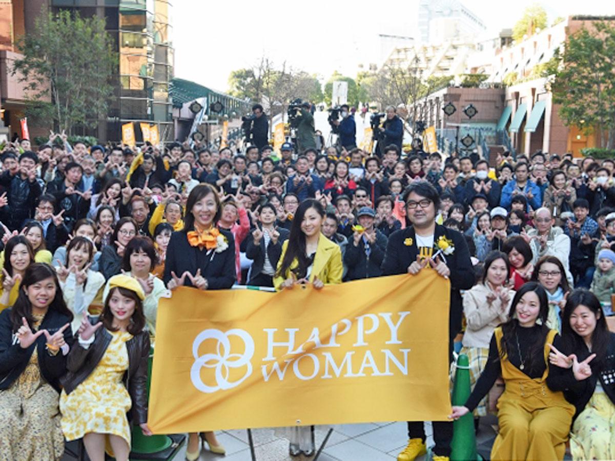 恵比寿ガーデンプレイスで開いたセレモニーでは歌手・倉木麻衣さん（中央）がテーマソングを披露した