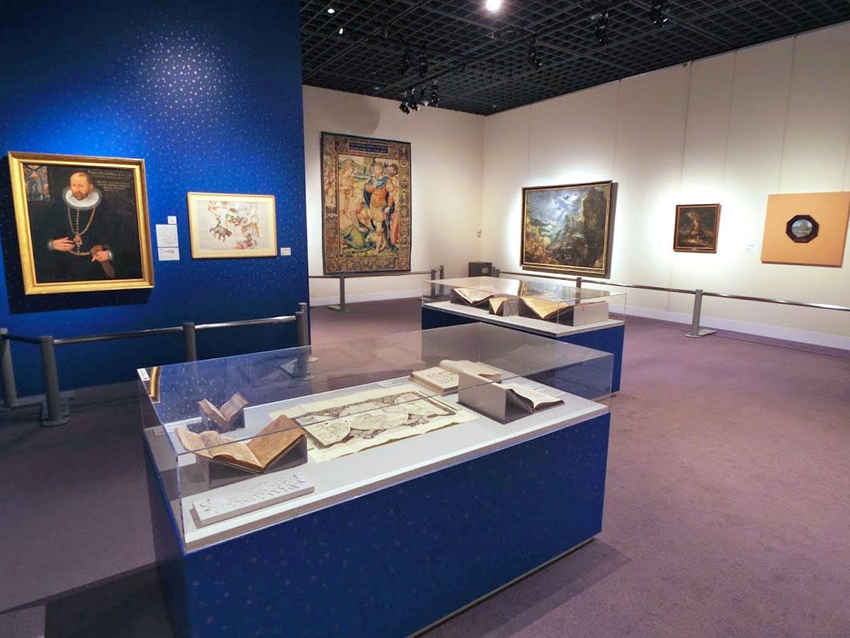 絵画を中心にさまざまなものを展示する場内