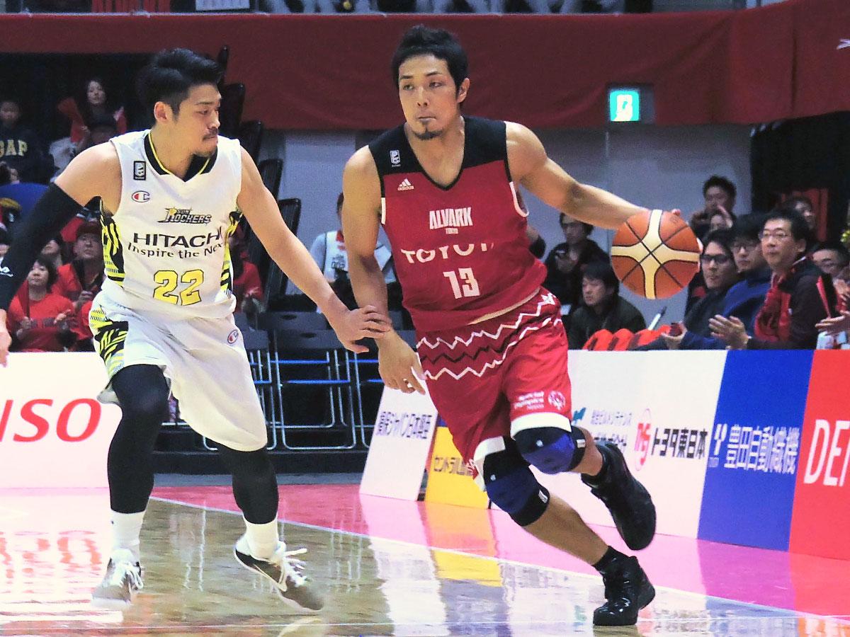 赤を基調にチームスローガン「WE」の「W」をつなげたデザインを取り入れたA東京のサードユニホーム