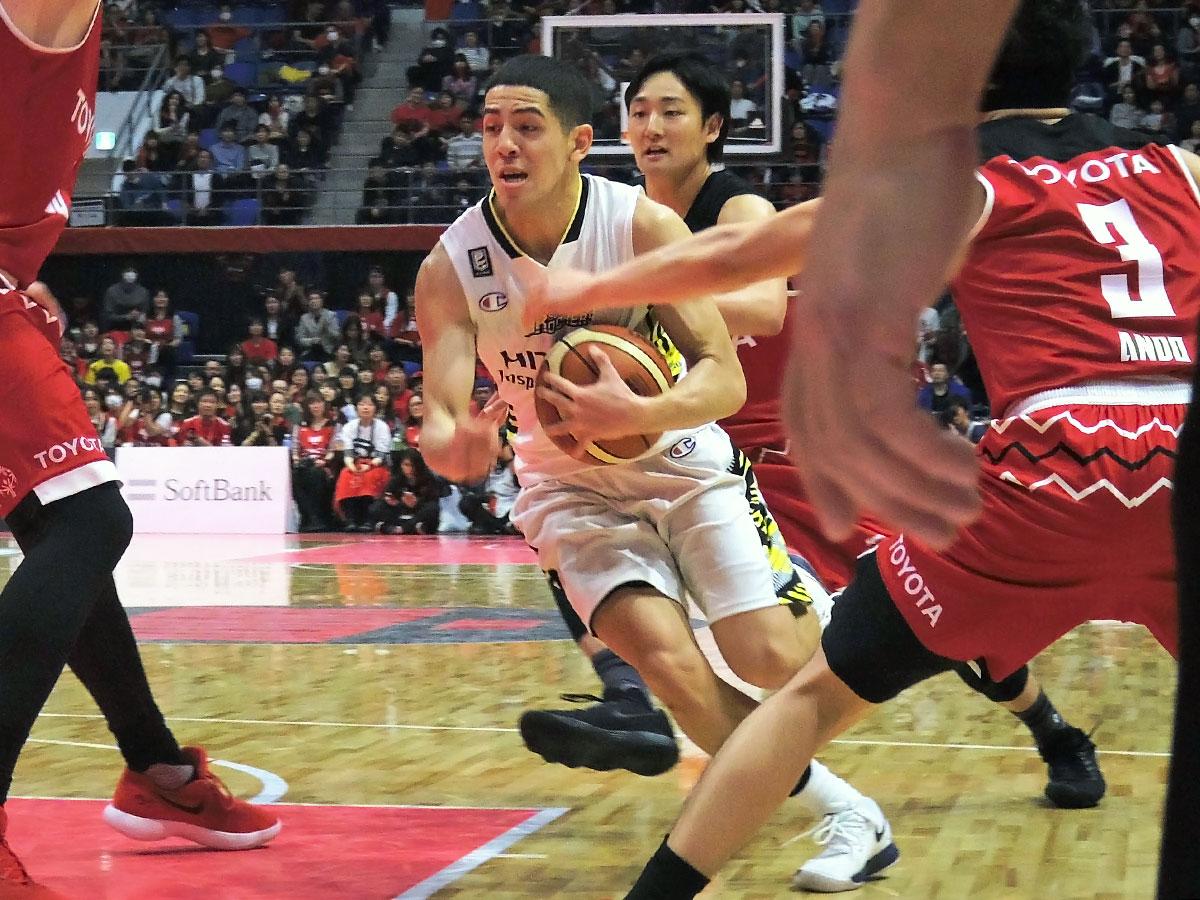 最後までリングにアタックし続けたベンドラメ礼生選手（中央手前）