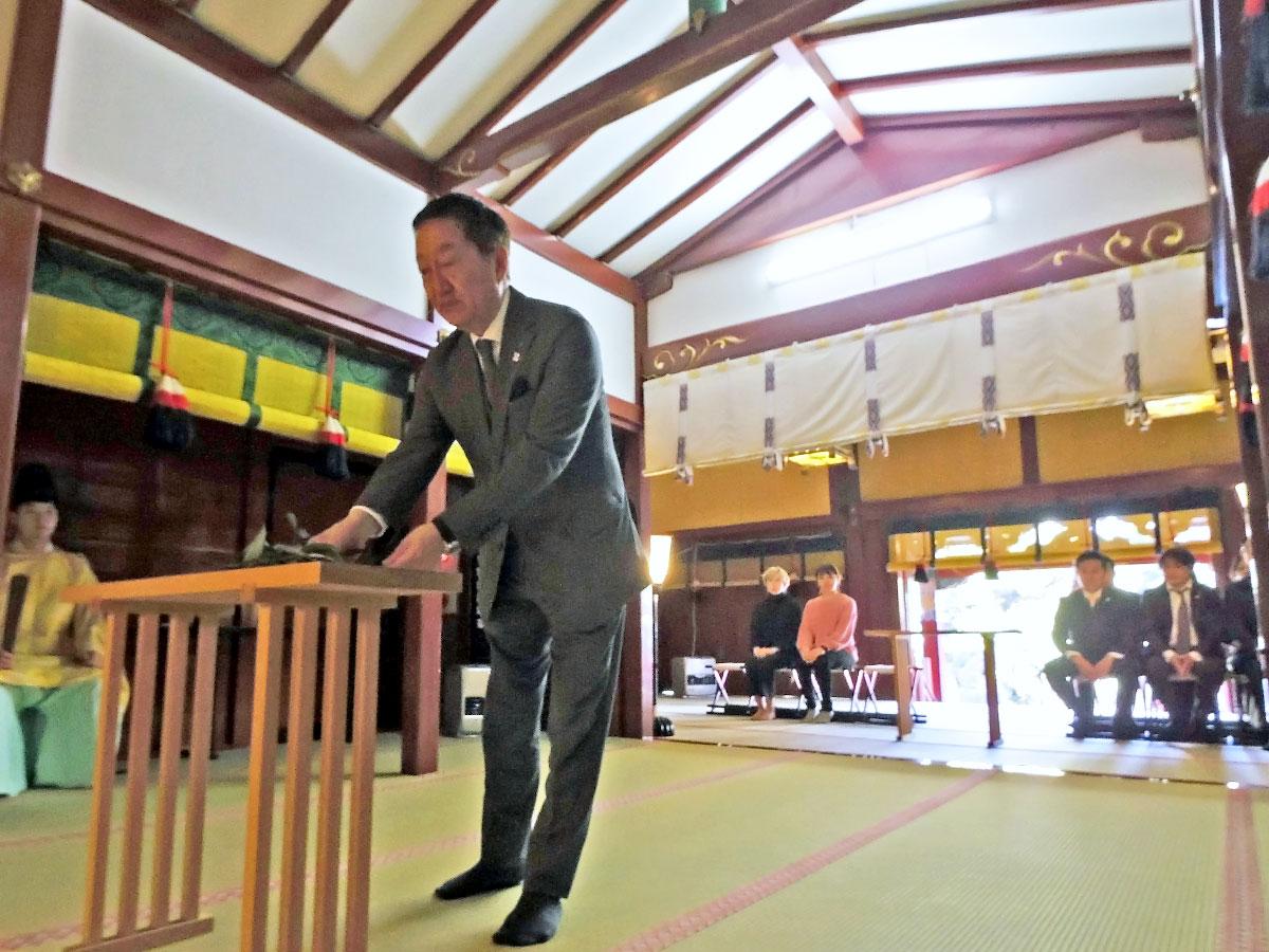 玉串を奉納した大西賢治実行委員長（写真手前）