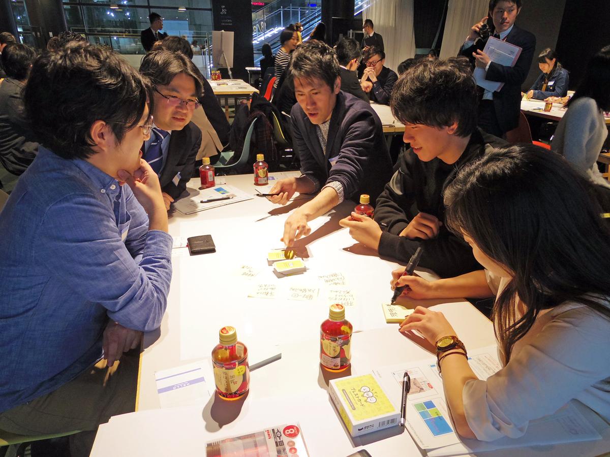 ブレストカードを使ってアイデアを出し合う様子