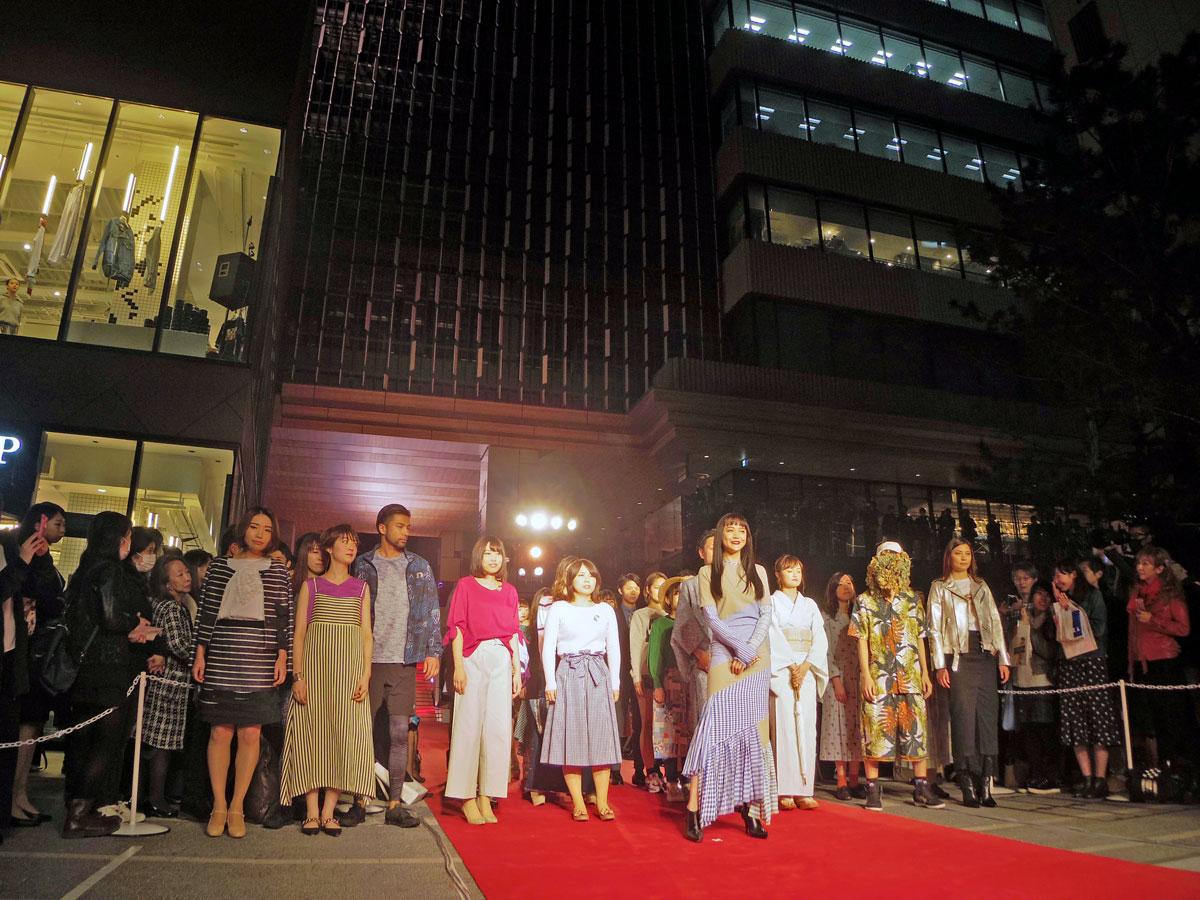 渋谷キャストの広場にランウエーをつくった