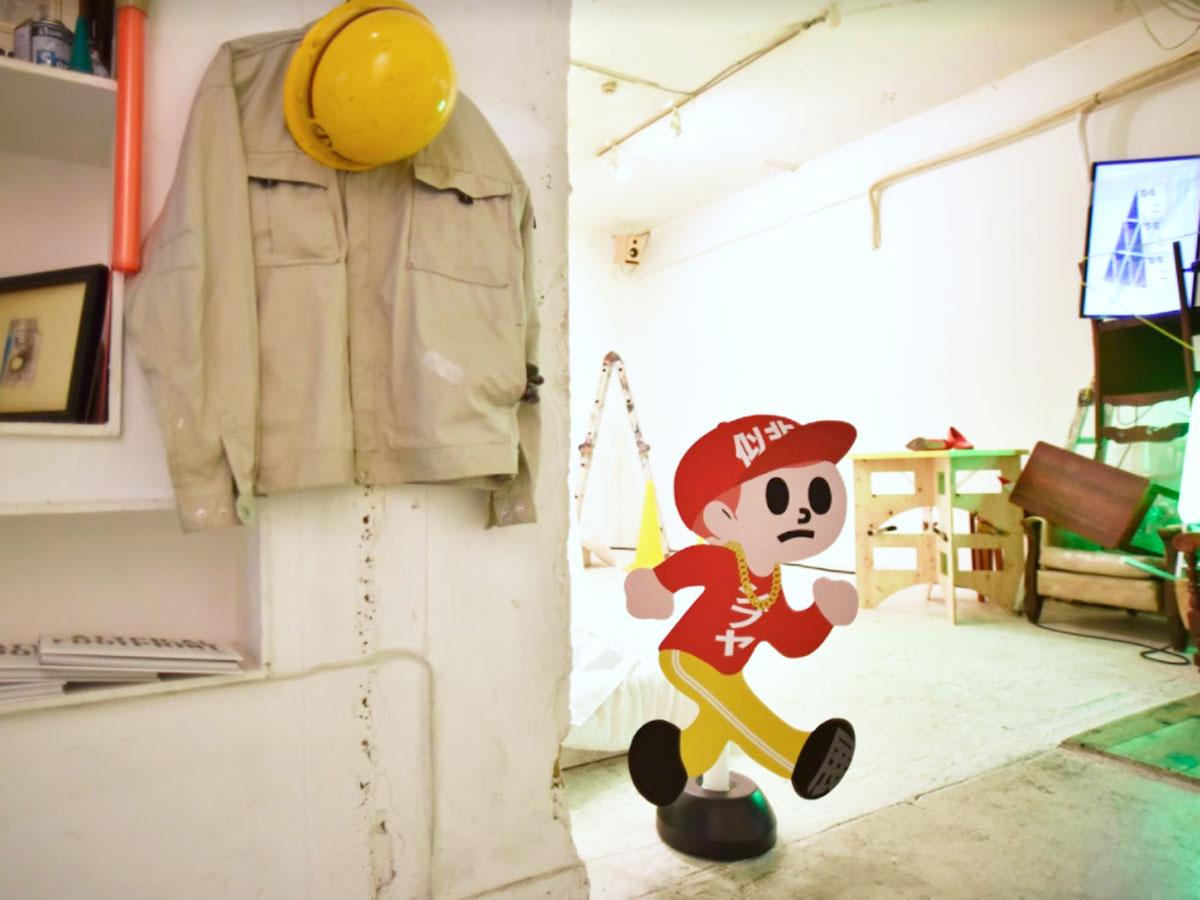 「似非とび出し坊や」が出迎える