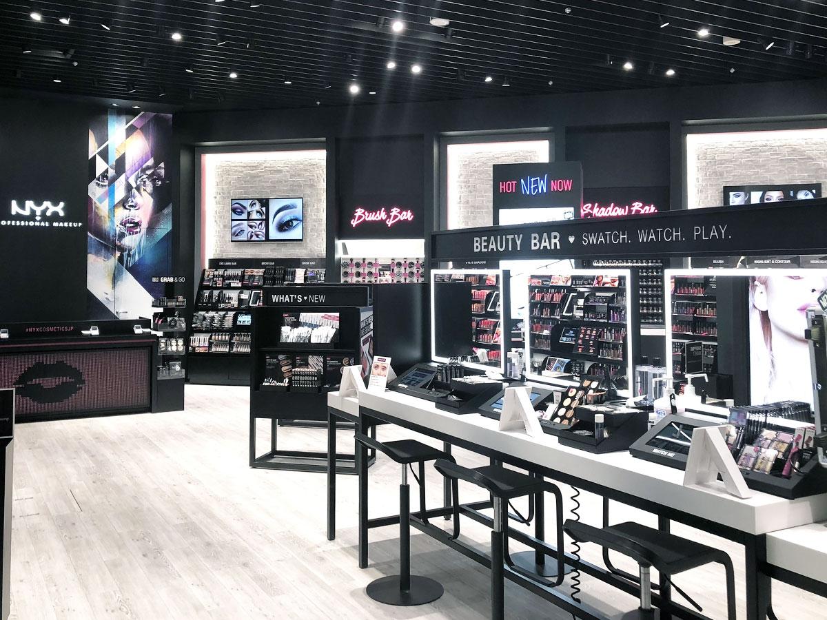 黒を基調にした店内