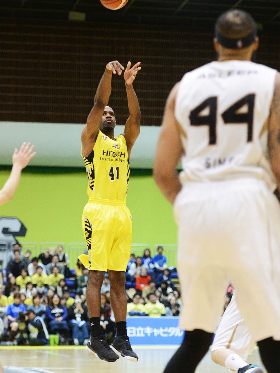 ホームアリーナデビューで3Ｐ3本を決めたルーベン・ボイキン選手（奥）