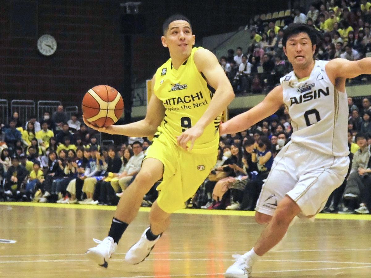 ルーズボールに飛び込んだりドライブを仕掛けファウルを得たりアグレッシブなプレーを見せたベンドラメ礼生選手（左）