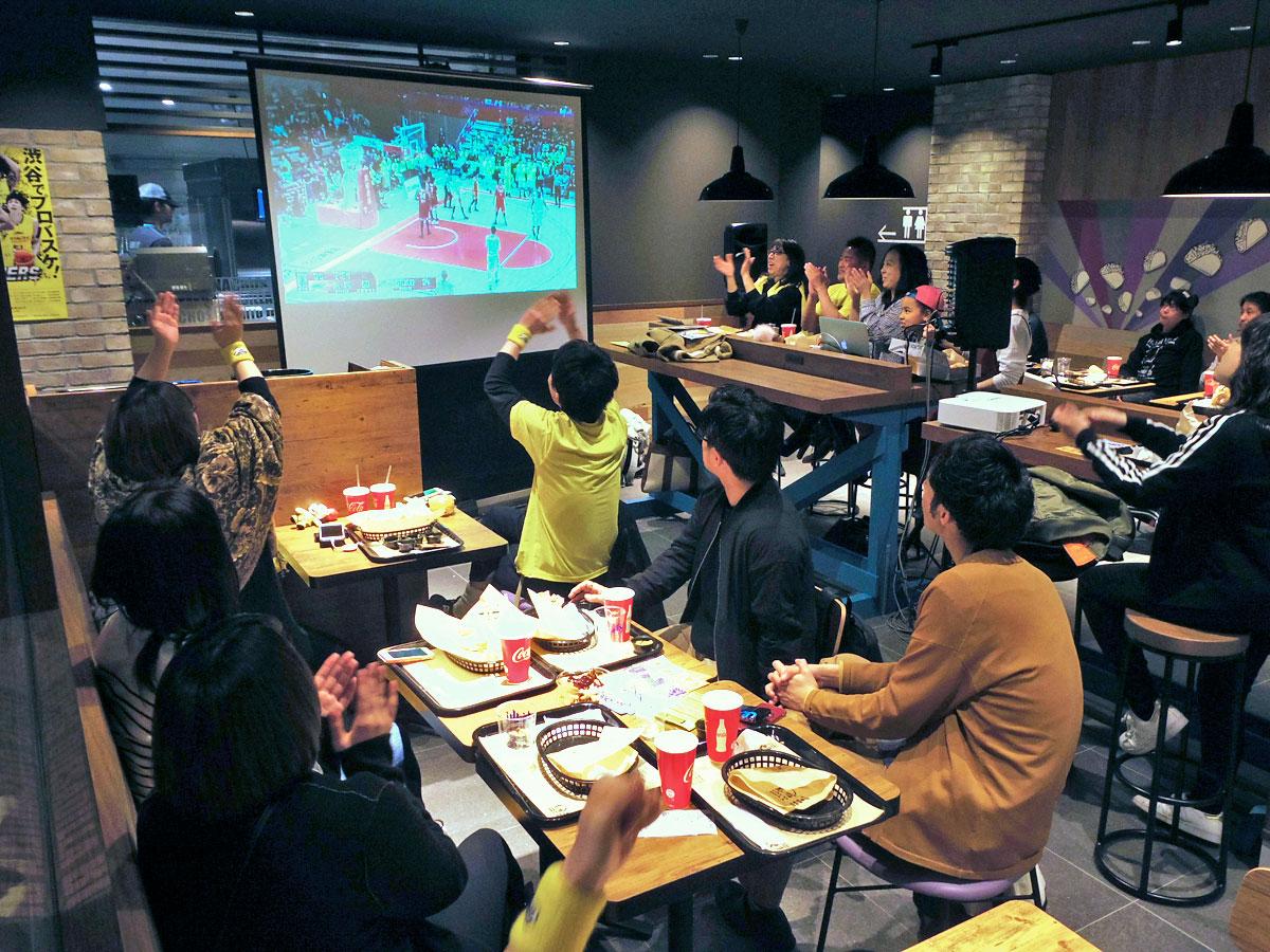 最終クオーターの猛追に盛り上がりを見せた「タコベル」店内