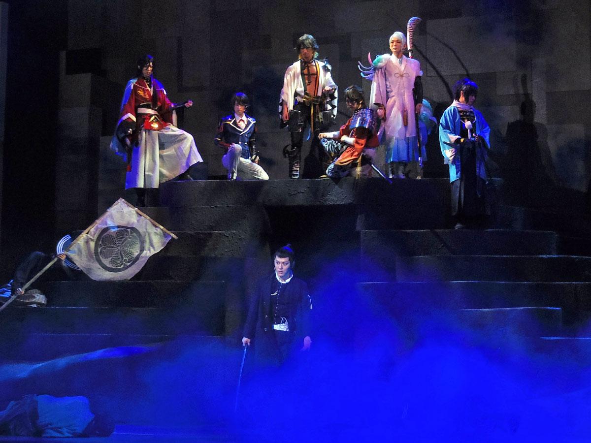 敵の狙いが土方歳三（中央下部）だと知った刀剣男士（上段）たちがたどり着いた答えとは