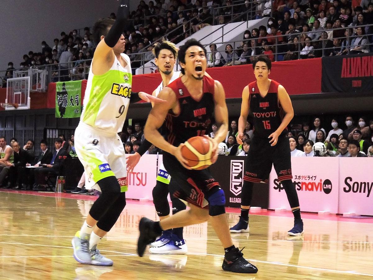 後半チームに勢いを与えた菊地祥平選手（中央手前）