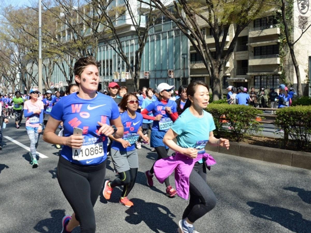 交通規制した表参道ケヤキ並などを女性たちが駆け抜けた