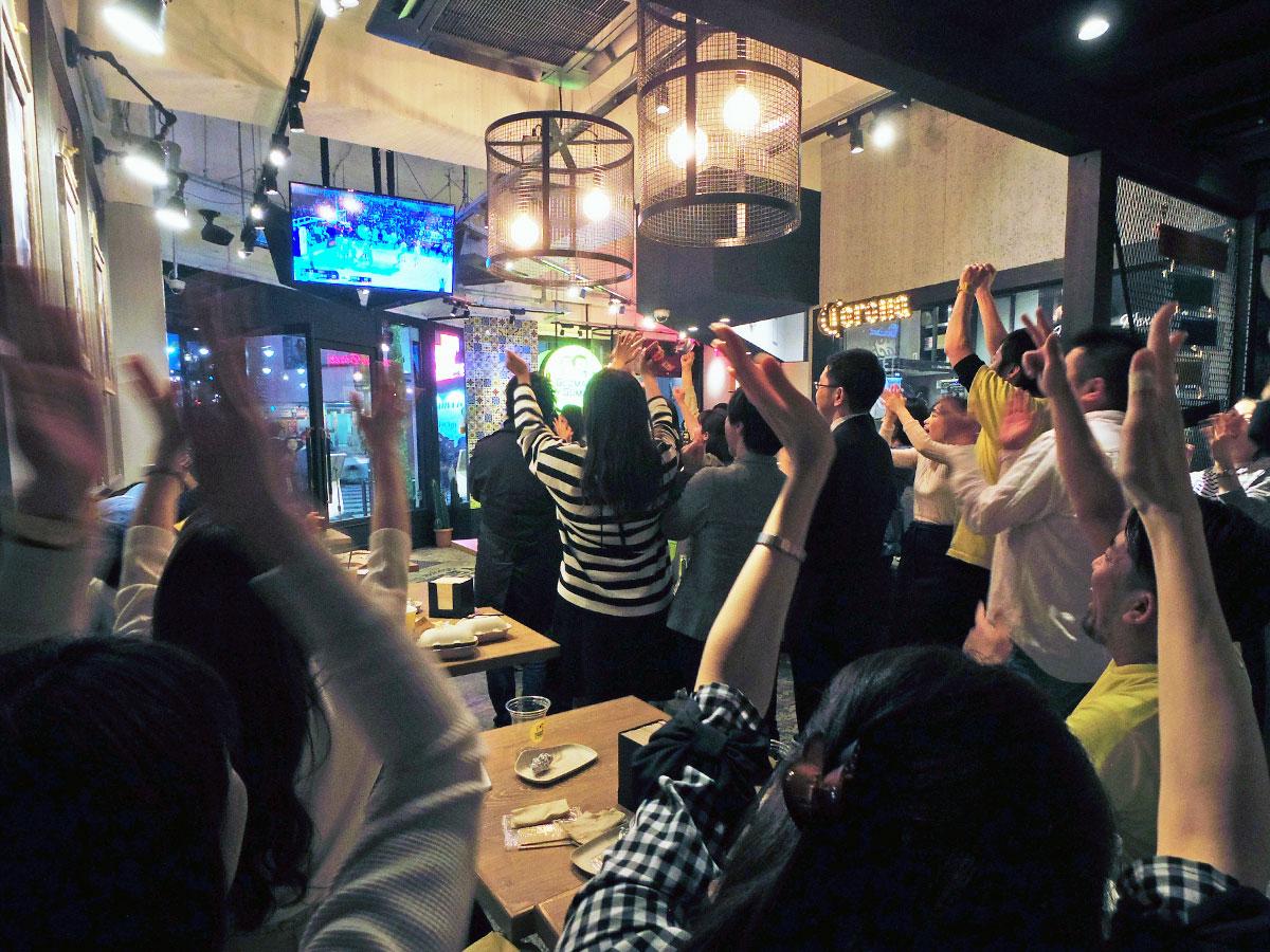 ルーキーらの活躍に沸いたパブリックビューイング会場