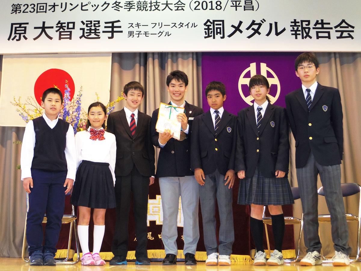 後輩である小中学生たちと交流した原大智選手（中央）