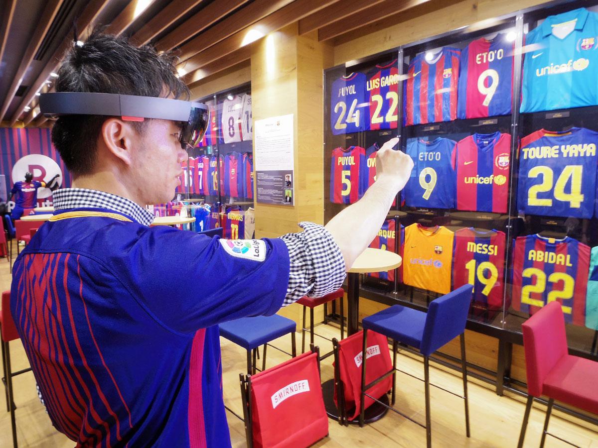 「ホロレンズ」を着け指でジェスチャーすることで画像や映像を見られる